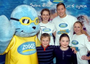 Olympiërs leren kinderen zwemmen op de Zoggs Fun Day